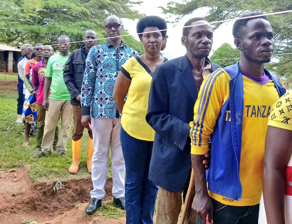 Burundi_senat's tweet image. #Burundi: Hon. Fabrice Nkurunziza, 2ème Vice-Président du @Burundi_senat a pris part au scrutin des députés et conseillers communaux au centre de vote du Lycée communal Bugiga situé sur sa colline natale Bugiga, en commune #Rutana de la nouvelle province de #Burunga