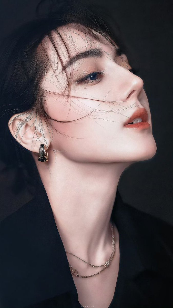 Blink_AliceShen's tweet photo. That little beauty mark always does things to me.

#Dilraba #NewProfilePic https://t.co/0eHKlTfKbJ