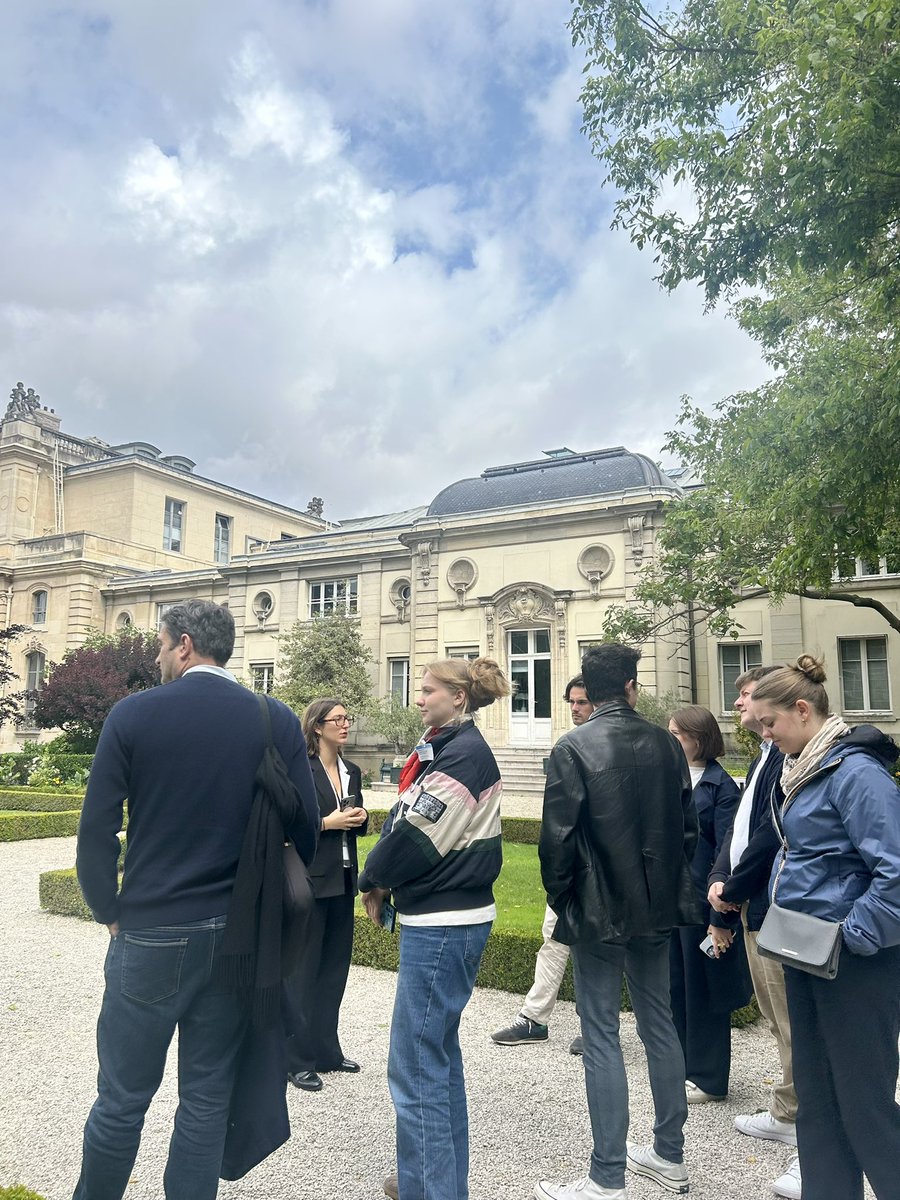 #VISITE
🏛️ Ce matin, une dizaine d’étudiants de 1re année de droit et de sciences politiques de l’Université Catholique de Lille ont découvert les coulisses de l’Assemblée nationale.
📚 Une belle immersion citoyenne, portée par leur professeur Matthieu Meerpoël, engagé dans des