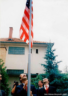 On June 5, 1996, the United States opened its first U.S. Information Service Office in Kosovo. Between 1999 and 2008, the U.S. Office Pristina served as the primary diplomatic mission of the United States in Kosovo. 🇺🇸🇽🇰
Do you remember this day or were you present at the
