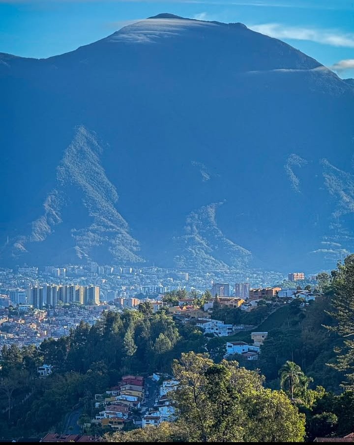 Feliz jueves para todos.
Caracas Venezuela 🇻🇪