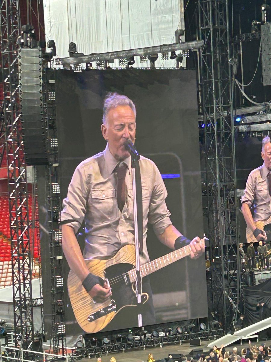 markprezo's tweet image. What a night 🎸🎸