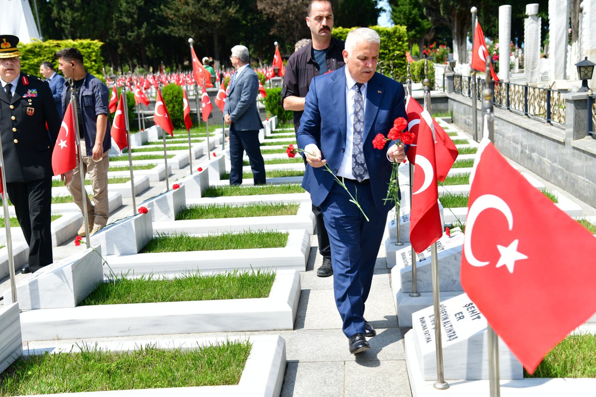 Vali Aziz Yıldırım, Kurban Bayramı Arefesinde Sülüklü Asri Şehitliğini Ziyaret Etti

Şehit kabirlerine karanfil bırakıldı, Kur’an-ı Kerim tilaveti ve yapılan dualarla şehitlerimiz rahmet ve minnetle yâd edildi.