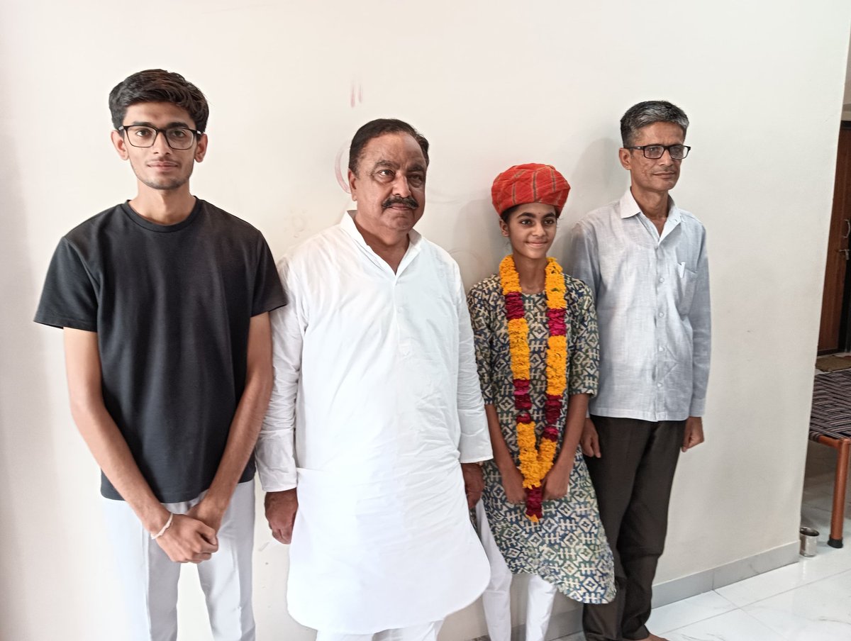 Chakrdhari28W's tweet photo. भूमिका राजपुरोहित d/o सुरेश जी राजपुरोहित द्वारा  10वीं कक्षा बोर्ड में 98.67% अंक प्राप्त कर क्षेत्र का नाम रोशन किया।
उनकी इस सफलता पर श्री @NsDewal जी ( पूर्व विधायक) ने उनके रामसीन आवास जाकर फूलमाला व साफा पहनाकर सम्मानित किया और उज्जवल भविष्य की शुभकामनाएं दीं।। https://t.co/qJIPdrZTjR