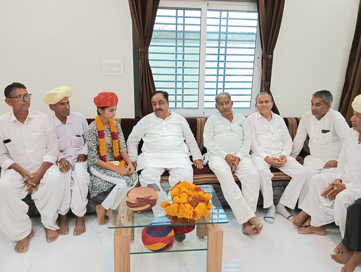 Chakrdhari28W's tweet photo. भूमिका राजपुरोहित d/o सुरेश जी राजपुरोहित द्वारा  10वीं कक्षा बोर्ड में 98.67% अंक प्राप्त कर क्षेत्र का नाम रोशन किया।
उनकी इस सफलता पर श्री @NsDewal जी ( पूर्व विधायक) ने उनके रामसीन आवास जाकर फूलमाला व साफा पहनाकर सम्मानित किया और उज्जवल भविष्य की शुभकामनाएं दीं।। https://t.co/qJIPdrZTjR