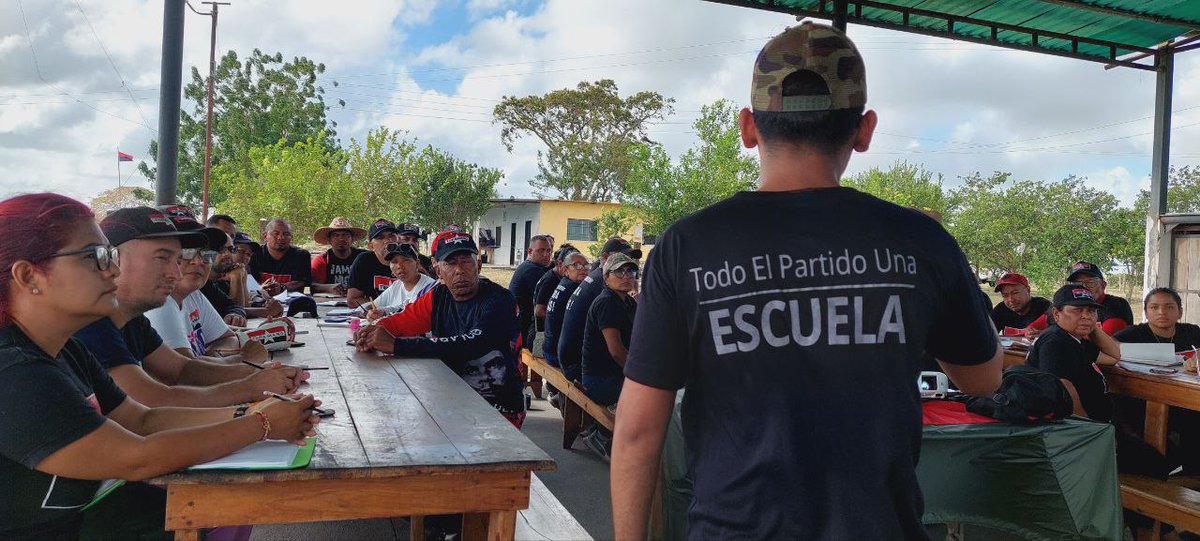 El imperio siempre atacará nuestras mentes para dominar la conducta, pero un militante revolucionario que ha cultivado la conciencia crítica revolucionaria, nunca se desvía y mucho menos se deja contaminar de los vicios de la sociedad burguesa. 

#TupamaroEjemploDeCombate