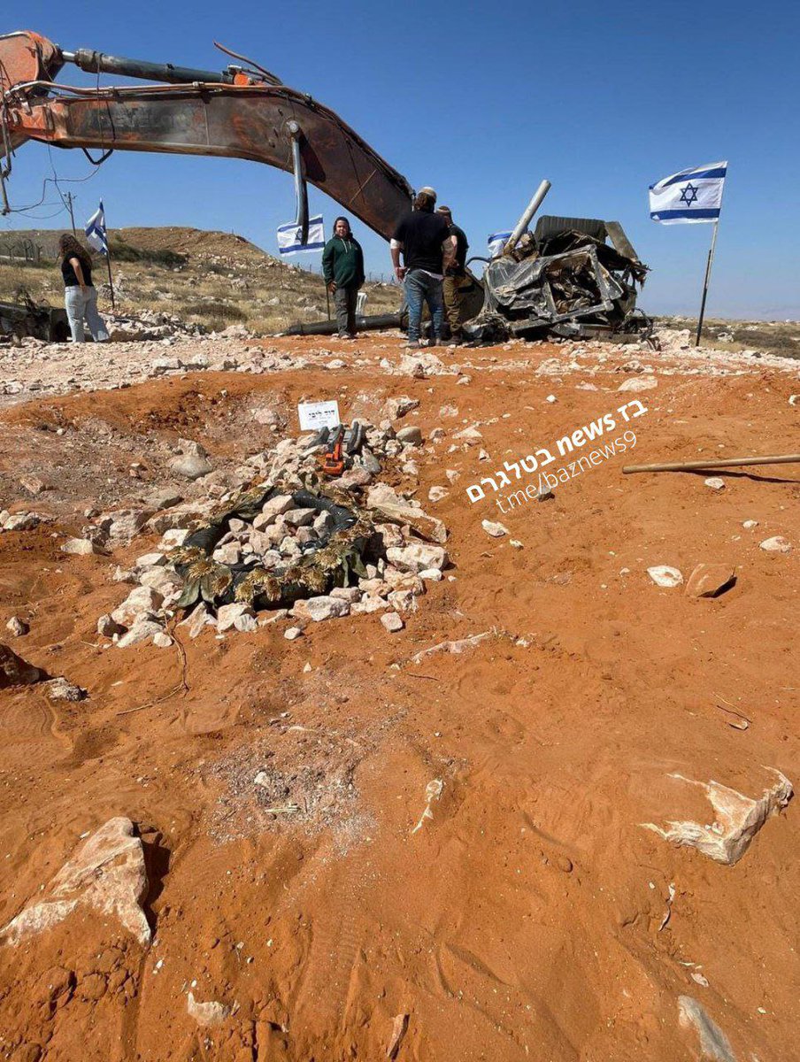 1717Bazz's tweet image. מצמרר.. הבאגר של דוד ליבי הי&quot;ד, שעלה על מטען ברצועה ואיתו השמיד דוד את תשתיות האויב הנאצי בעזה, הונח ליד קברו במלאכי השלום שבבנימין.