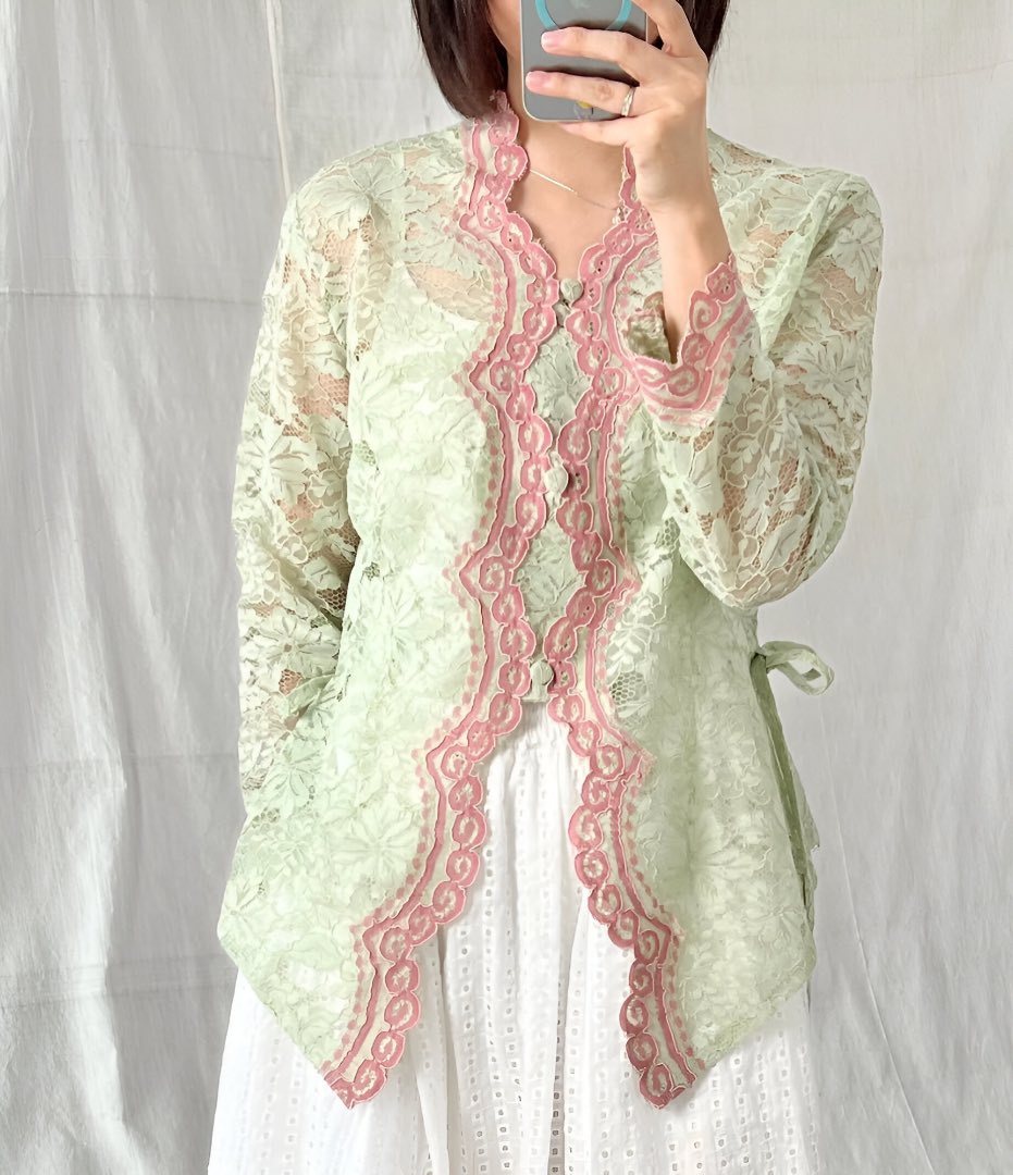 disini surga nya kebaya dan batik sih, cuttingannya tuh dibikin semenarik mungkin. dan yapss pasti langsung jatuh cinta sih 🥹🫧🎀🛒