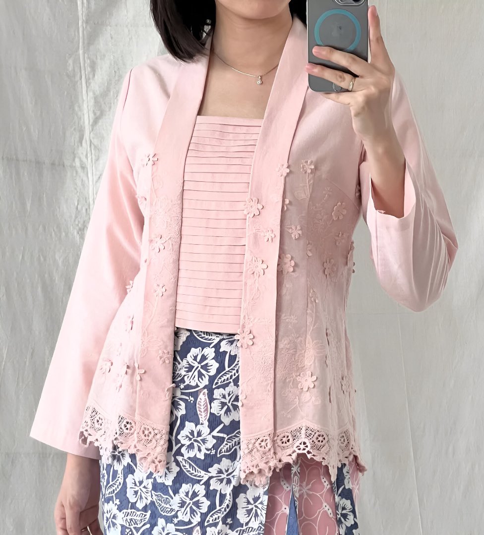 edfens's tweet photo. disini surga nya kebaya dan batik sih, cuttingannya tuh dibikin semenarik mungkin. dan yapss pasti langsung jatuh cinta sih 🥹🫧🎀🛒 https://t.co/lwghbDZWqy