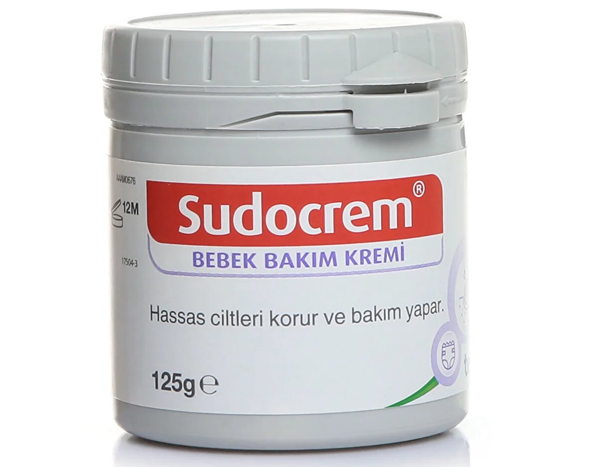 itsnotmyai's tweet photo. 30 yaş üstü erkek dostlarım🫱🏻‍🫲🏼

Yüzümüz eski canlılığını, elastikliğini kaybediyor, renk farklılıkları oluşmaya başlıyor.
Bu noktada bize hiç anlatılmayan bir çare var resimdeki bebek kremi.
Bundan alıyoruz, akşam kaportaya macun çeker gibi görünür bir katman olacak şekilde yüzümüze sürüyoruz. Sabaha kadar ellemiyoruz. Sabah güzelce duruluyoruz. Bunu 1 ay boyunca gün aşırı tekrarlıyoruz. Sonra gelip bana teşekkür ediyoruz.
Orta yaş krizine girip tuhaf tuhaf şeyler almayın ciddi söylüyorum ne kadar problem varsa %95’ini çözüyor.
#reklam değil yine amme hizmeti.