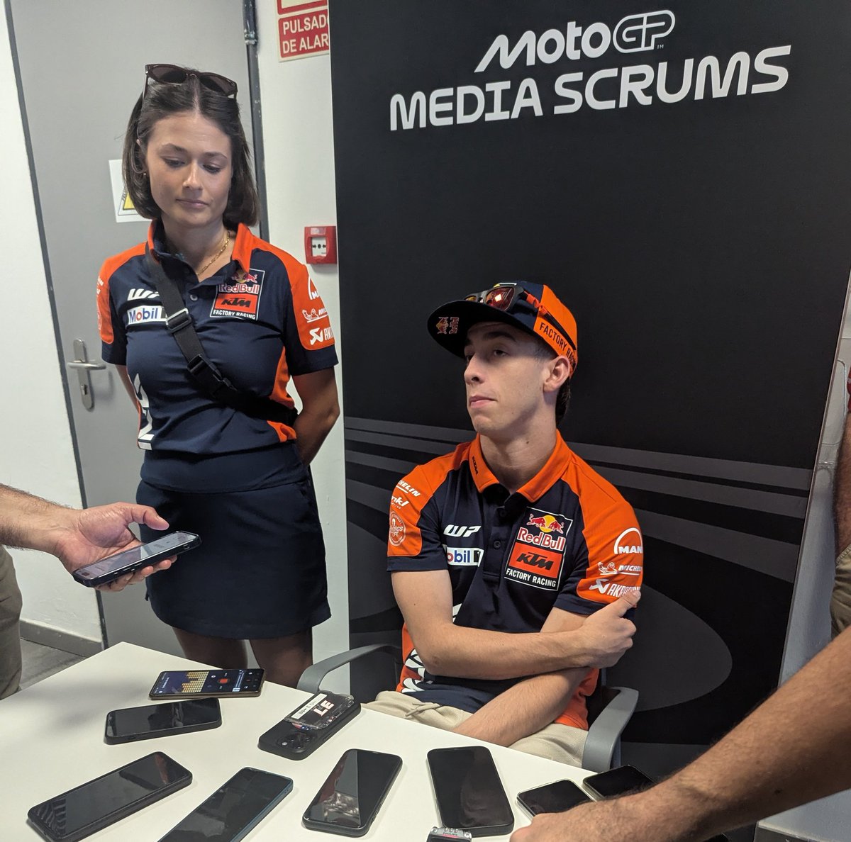 Pedro, seras-tu patient jusqu'en 2027 ? « Ce qui est sûr, c'est que j'ai un contrat jusqu'en 2027. Mais la patience, elle est épuisée depuis février. » Le pilote KTM estime que la course de Silverstone était la meilleure de sa carrière en MotoGP, mais elle n'a rapporté qu'une 6e
