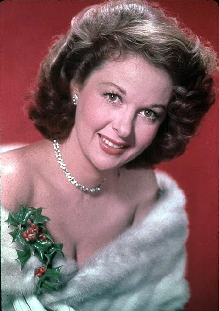 ⭐️ Christmas Stars ⭐️

Susan Hayward wearing her Christmas holly with pride.

🎬 Susan Hayward (born Edythe Marrenner, 1917–1975) was an acclaimed American actress known for portraying strong, often troubled women in emotionally intense roles. 

After starting as a model, she