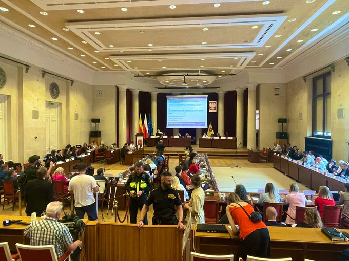RobertWasPol's tweet photo. SKANADAL❗️ Na przestrzeni 2 ostatnich tygodni były 2 próby Sesji Rady Warszawy - obie zerwane głosami radnych PO. Dzisiaj wreszcie doszło do Sesji, ale radni PO zablokowali możliwość dyskusji oraz odrzucili wniosek o konsultacje społeczne dla utworzenia w naszym mieście 2x CIC😡 https://t.co/zPhtXu5yrw
