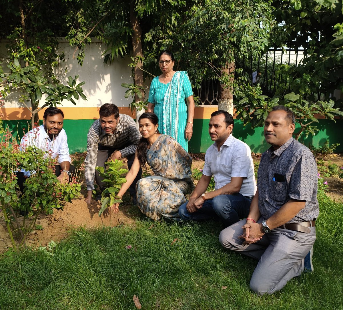 FCI_IFS's tweet photo. विश्व पर्यावरण दिवस 2025 के सुअवसर पर “चलिए धरती को हरा-भरा बनाएँ, सभी मिलकर पेड़ पौधे लगाएं” के संकल्प के साथ खाद्य सुरक्षा संस्थान के निदेशक, उपमहाप्रबंधक, अन्य अधिकारियों व कर्मचारियों एवं प्रशिक्षुओं द्वारा संस्थान में वृक्षारोपण किया गया। @FCI_India #WorldEnvironmentDay2025 https://t.co/ol6QVnCN6K