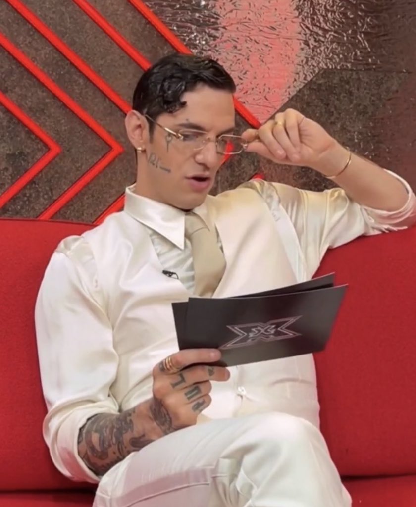 ha proprio la faccia del classico professore che ti chiede l’argomento più inutile di tutto il programma scritto in una pergamena reperibile solo nell’antico egitto che tu ovviamente hai saltato perché “tanto figurati se lo chiede”