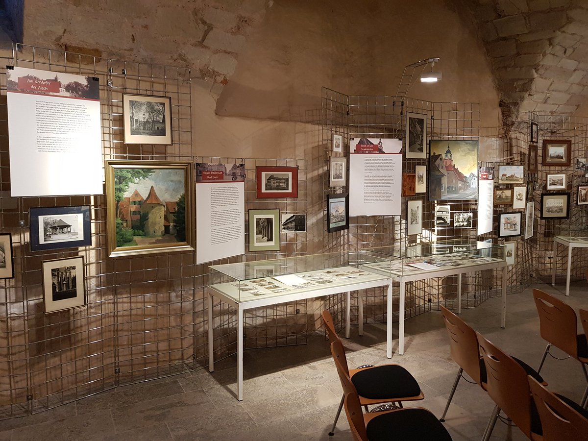 Wart ihr schon in unserer neuen #Sonderausstellung "Bilder einer Stadt"? Die Bilder 🖼 nehmen euch mit zu den schönsten Ecken Neustadts! #Ausstellung #Museum #MuseenEntdecken #Franken #VisitFranconia