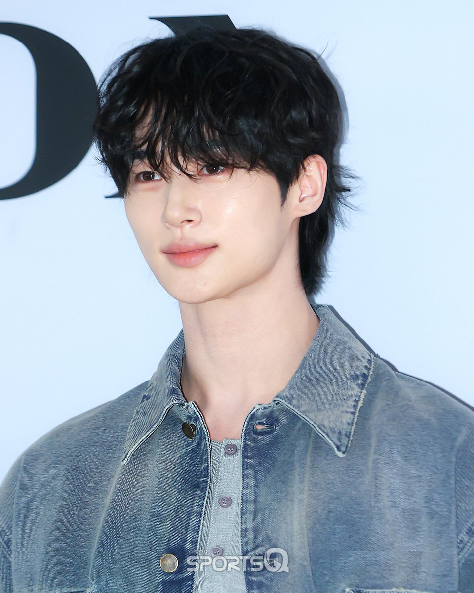 [#포토Q] 250605 변우석 ‘PRADA’ 포토콜

📌sportsq.co.kr/news/articleVi…

#변우석 #ByeonWooseok
#PRADA #프라다