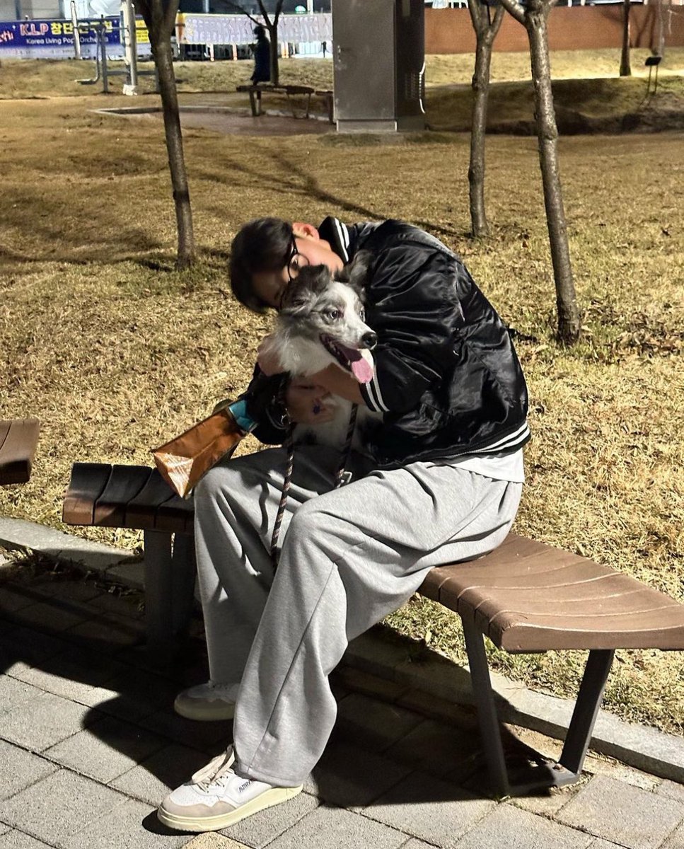 7회에 올라와서 2.1이닝동안 34구 5K를 던지는 계속해서 성장하는 마무리투수 이호성을 응원해보실분
야구도 잘하는데 심지어 성격도 귀여운데
사진도 잘찍으며 옷도 잘입고 센스도 있는 야구선수 응원해보실분
응원하는 김에 올스타전 투표도 해보실분