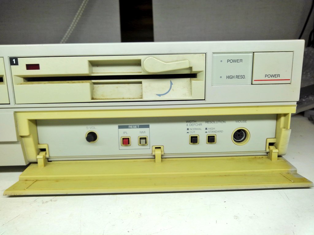 toshitada1973's tweet photo. X1turbo model40ことCZ-862Cだよ。キーボードは借り物…華やかなX1シリーズの異端児と言っていいかな、でもそこがｲｲ! #CZ862C #X1 https://t.co/MVQrZNBIDs