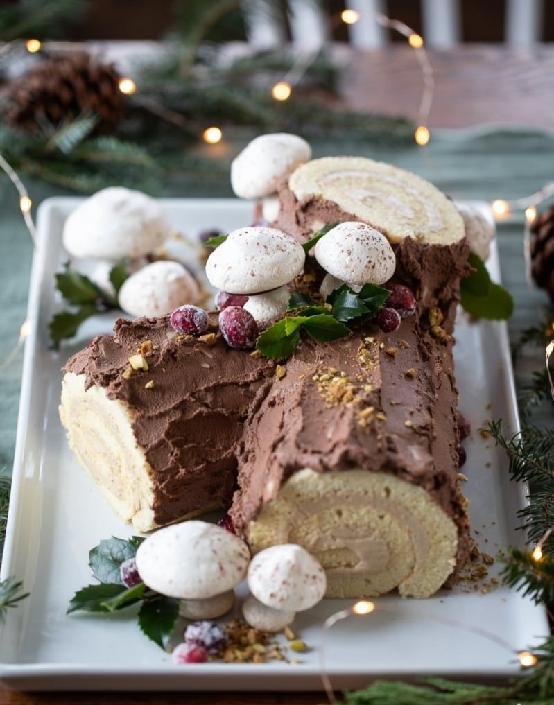 👩‍🍳 Yuletide Yumminess 🍰

🪵 Yule Log with Meringue Mushrooms 😋