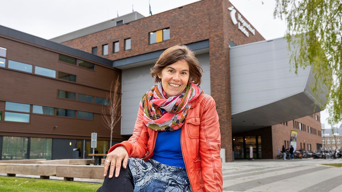 Werkenbijhogescholen (@hbobanen) on Twitter photo Ontmoet onze nieuwste blogger Anne Ribbert, studiekeuzeadviseur <a href="/HSLeidenNL/">Hogeschool Leiden</a>. Anne gaat bloggen over wat studenten helpt bij studiekeuze en wat er gebeurt in de begeleidingsrelatie. Leer haar kennen in het interview: buff.ly/7WRc39L Ontmoet onze nieuwste blogger Anne Ribbert, studiekeuzeadviseur <a href="/HSLeidenNL/">Hogeschool Leiden</a>. Anne gaat bloggen over wat studenten helpt bij studiekeuze en wat er gebeurt in de begeleidingsrelatie. Leer haar kennen in het interview: buff.ly/7WRc39L