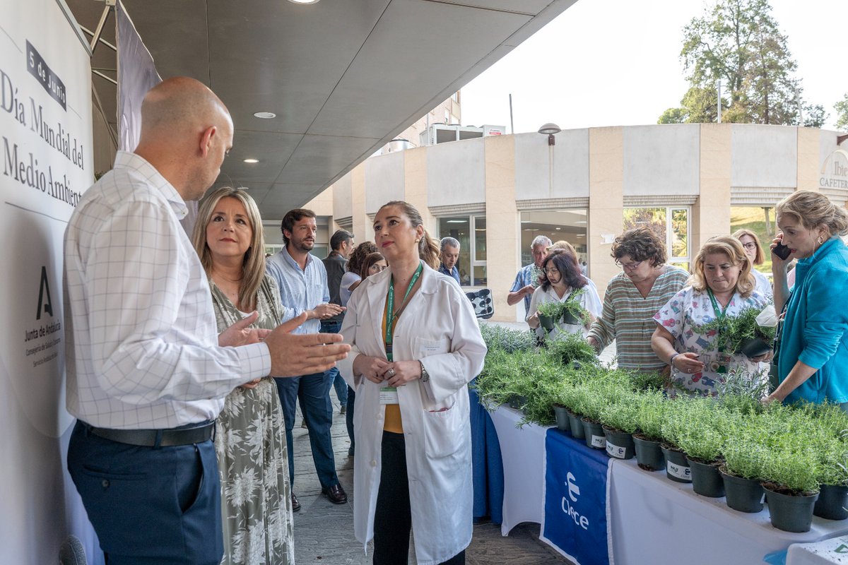 JaenJunta's tweet photo. Los hospitales de Jaén reparten plantones con motivo del Día del Medio Ambiente.

@eggonzalez78, delegada de @saludand, ha asistido al acto organizado junto a Clece en el Hospital Universitario de Jaén. https://t.co/ZJlcYf09LP