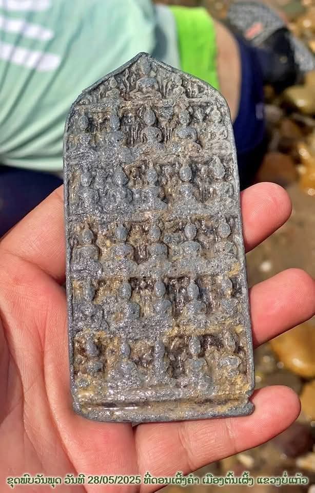हाल ही में बौद्ध राष्ट्र लाओस में एक ऐसी खोज हुई है जो बुद्ध धर्म के अनुयायियों के लिए अत्यंत महत्वपूर्ण मानी जा सकती है 28/05/2025 को लाओस के खम्मूआन क्षेत्र में खुदाई के दौरान एक प्राचीन शिलापट्ट (धातु पर उत्कीर्ण प्रतीक)प्राप्त हुआ है, जिसमें 28 बुद्धों की पंक्तिबद्ध  हैं।