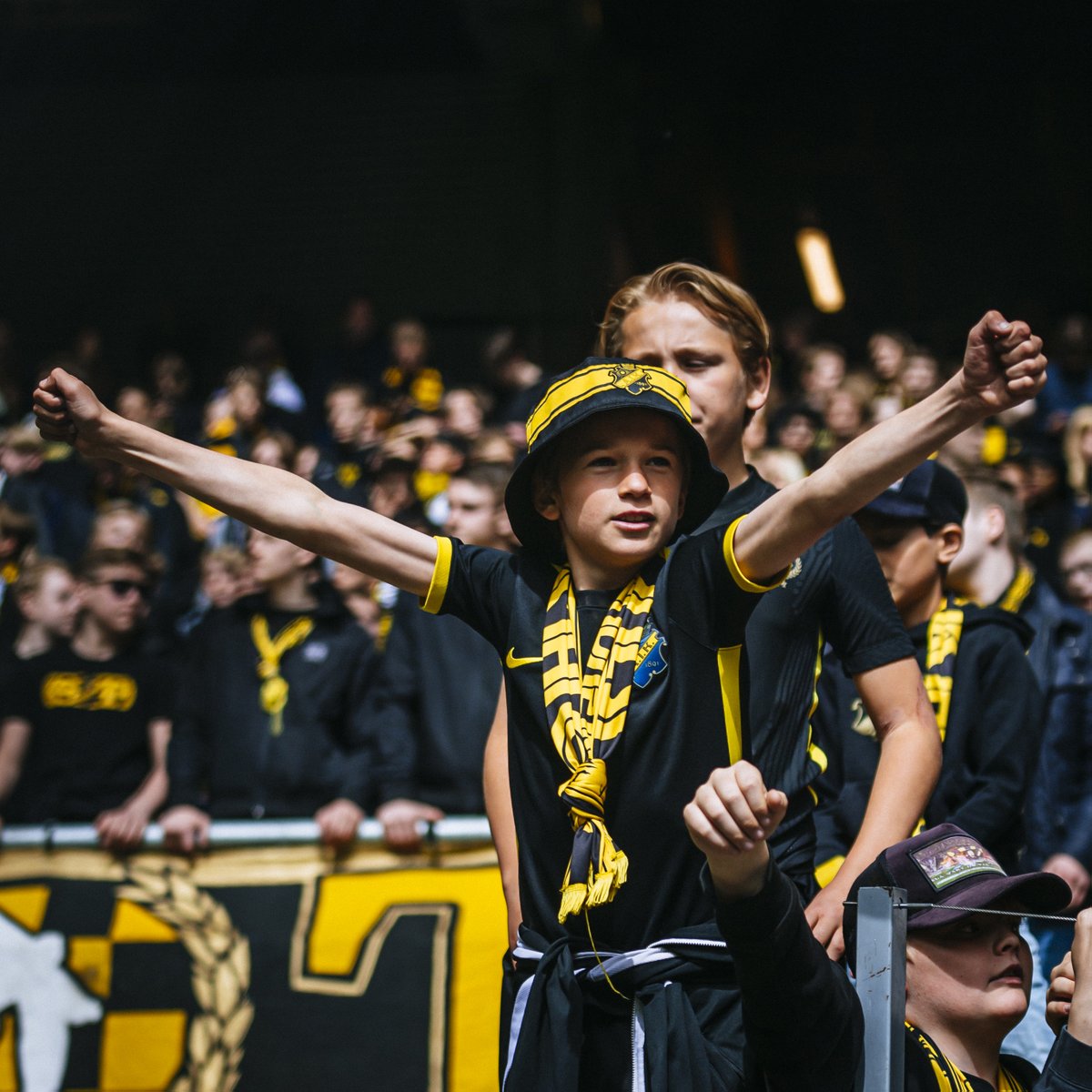 𝟑𝟑 𝟓𝟒𝟗.

Så många har hittills säkrat sina platser till klassikermötet med IFK Göteborg den 29 juni. I och med det fortsatt höga biljettrycket har nu även läktare 3 på den Västra långsidan öppnats upp till försäljning. 

🎫 AIKbiljett.se.