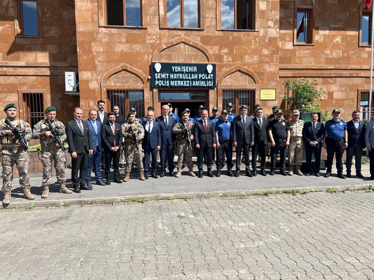 Erdal ARIKAN (@erdalarikan12) on Twitter photo Resmi bayramlaşma programımız kapsamında 📍Bingöl Yenişehir Şehit Hayrullah Polat Polis Merkezi Amirliğini ziyaret ettik, emniyet mensuplarımızla bayramlaştık.
#KurbanBayramı
<a href="/FeyziBerdibek1/">Feyzi Berdibek🇹🇷</a> <a href="/Korkutata_Zeki/">Zeki Korkutata</a> <a href="/ahusta07/">Dr. Ahmet Hamdi USTA</a> <a href="/yilmaz_seven/">Av. Yılmaz SEVEN</a> <a href="/makifgunerigok/">Mehmet Akif GÜNERİGÖK</a> <a href="/EnessAslan_/">Enes ASLAN</a> Resmi bayramlaşma programımız kapsamında 📍Bingöl Yenişehir Şehit Hayrullah Polat Polis Merkezi Amirliğini ziyaret ettik, emniyet mensuplarımızla bayramlaştık.
#KurbanBayramı
<a href="/FeyziBerdibek1/">Feyzi Berdibek🇹🇷</a> <a href="/Korkutata_Zeki/">Zeki Korkutata</a> <a href="/ahusta07/">Dr. Ahmet Hamdi USTA</a> <a href="/yilmaz_seven/">Av. Yılmaz SEVEN</a> <a href="/makifgunerigok/">Mehmet Akif GÜNERİGÖK</a> <a href="/EnessAslan_/">Enes ASLAN</a>