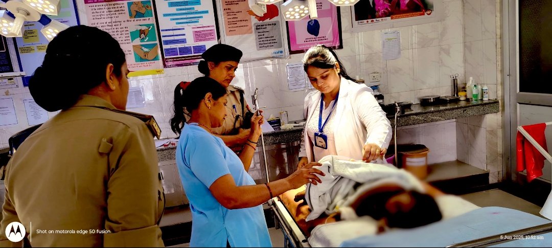 लखनऊ में 3साल की बच्ची के साथ रेप की घटना सामने आई है। तीन साल की बच्ची के साथ रेप की घटना लखनऊ की जगह कलकत्ता या बैंगलोर में हुई होती तो अब तक न्यूज़ चैनल्स वाले घाघरा उठाकर लुंगी डांस कर रहे होते। यह घटना मानवता को शर्मशार कर देने वाली है।