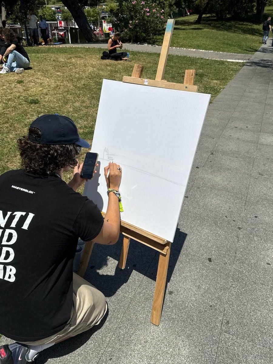 🎨 LIVE ART x APU COLLAB STARTING! 

We're doing something special, commissioning a live painting session on Apu at NFC Lisbon <a href="/NFCsummit/">NFC SUMMIT - LISBON - JUNE 4-6 2025</a> !

Here's how it works:
• @cage_cwb creates Apu art live IRL at NFC Lisbon 25
• Painting gets auctioned over the weekend via an NFT pass on