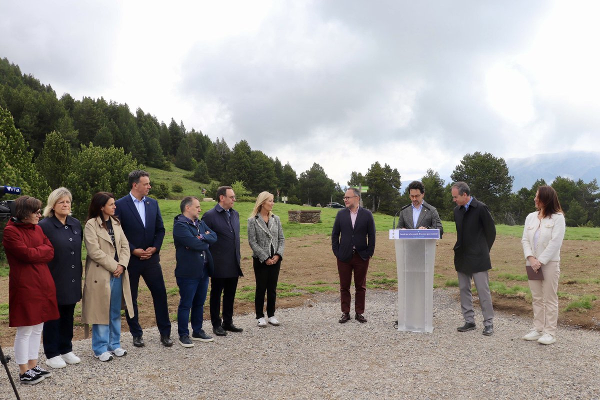 🤝Avui s’ha signat, a la plana del coll d’Ordino, el memoràndum d’entesa entre el Govern i els dos comuns per assentar les bases d’aquest nou parc natural

🔝Aquests 74 km2 representen el 15% del territori d’Andorra, fet que permetrà arribar a un 30% del total del país protegit