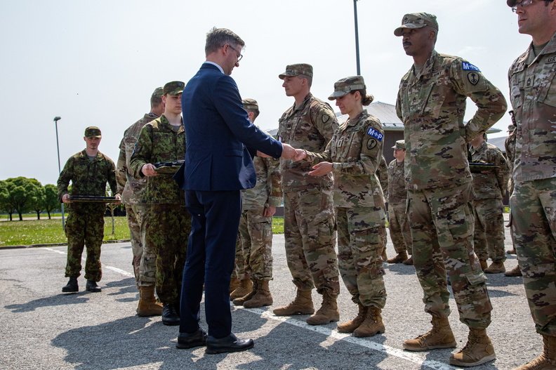 FrForcesEstonia's tweet photo. 🇪🇪 civil &amp; military authorities awarded the #NATO KAITSEL medal to 🇨🇵 and 🇺🇲 soldiers deployed in 🇪🇪. Attended by the Permanent Secretary of the @mod_estonia, the Commander of the Estonian Division and the 🇨🇵 Defense Attaché, the ceremony honored their commitment ! https://t.co/8FhGFyaPvp