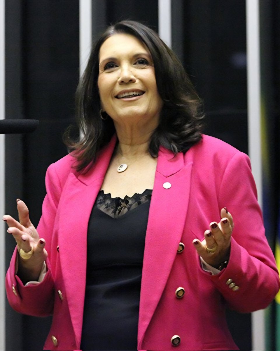 Deputada Bia Kicis confirma candidatura ao Senado!! 

"A gente precisa de um senado composto por homens e mulheres que tenham a coragem de lutar pela liberdade (…) Hoje o Congresso está de joelhos".

Faço campanha de graça desde agora.
Mais alguém???