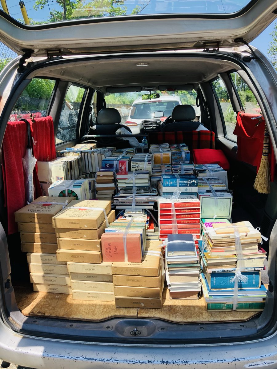 本日の積み込み。いつもと違う車で若干頭を悩ませたものの古本屋の師匠のひとりである岡島さんは積荷の確認すらせず車を古書会館に向かって走らせるというわけで、OJT（岡島ジョブトレーニング）も卒業が近いのかもしれない。しかも古書会館に着いてカーゴに積み変える際も完全に任せられてしまった。