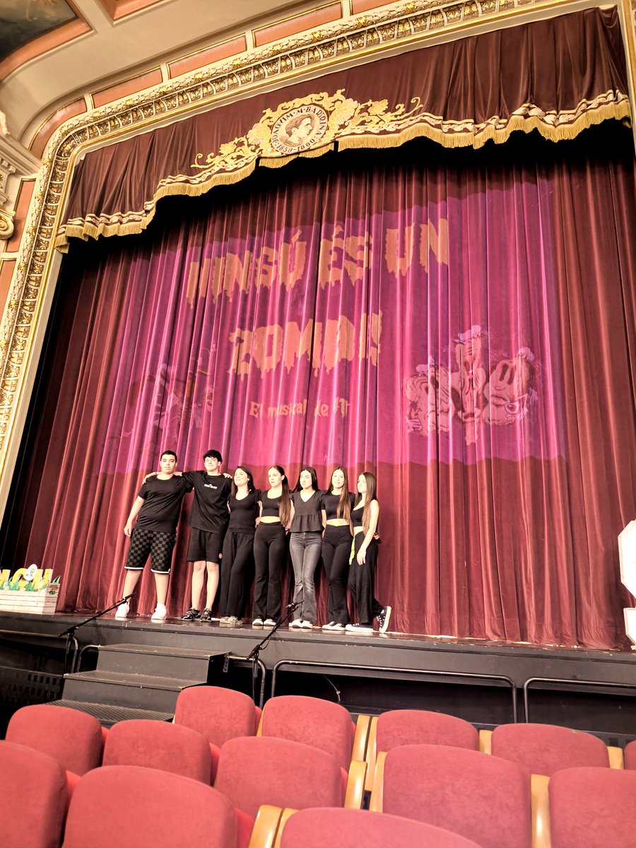 jordi_folck's tweet photo. Avui a @TeatreBartrina  de @ReusCultura  els alumnes de l'Escola Sant Josep representaran #Ningúésunzombi la peça teatral que tot just fa 7 anys va ser estrenada en aquest teatre. @BarcanovaLit  @lletres. #literatura . Els escenògrafs a la foto. #terror #zombis 
Felicitats!!!! https://t.co/oFSJBKqt10