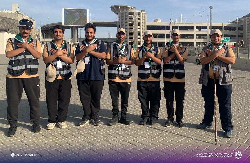 ITC_Riyadh_M's tweet image. تفتخر فرقة كشافة #الكلية_العالمية_للسياحة_والفندقة_بالرياض بمشاركتها المتميزة في خدمة ضيوف الرحمن خلال موسم حج هذا العام 1446هـ، ضمن جهود وطنية كبيرة لتيسير أداء المناسك لضيوف بيت الله الحرام. 
كل الشكر لأبنائنا الكشافة على روح العطاء والانضباط والمسؤولية 💪
#الكشافة #حج1446هـ