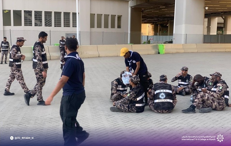 ITC_Riyadh_M's tweet image. تفتخر فرقة كشافة #الكلية_العالمية_للسياحة_والفندقة_بالرياض بمشاركتها المتميزة في خدمة ضيوف الرحمن خلال موسم حج هذا العام 1446هـ، ضمن جهود وطنية كبيرة لتيسير أداء المناسك لضيوف بيت الله الحرام. 
كل الشكر لأبنائنا الكشافة على روح العطاء والانضباط والمسؤولية 💪
#الكشافة #حج1446هـ