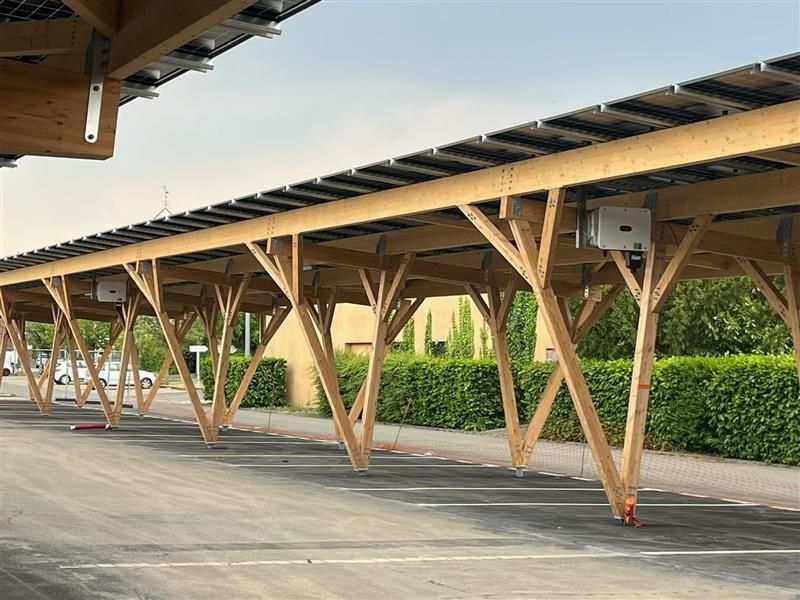 VINCIConstrucFR's tweet photo. Avec sa structure bois innovante, #Arbosolar est une réponse aux exigences de la loi relative à l'accélération de la production d'énergies renouvelables (APER) visant à déployer notamment des panneaux solaires sur les parkings existants de + de 2500 m²👍#SolutionsForEnvironment https://t.co/Xf1F3kL0Fn