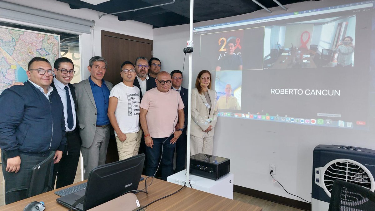 Ayer sostuvimos una reunión con <a href="/LuisaCabal_/">Luisa Cabal</a> , directora regional de ONUSIDA, con el secretario técnico del CONASIDA, <a href="/doctormosqueda/">Juan Luis Mosqueda</a>  , y con los vocales de la sociedad civil del CONASIDA.  <a href="/UnaidsLac/">UNAIDS LAC</a> <a href="/censida/">Censida</a>