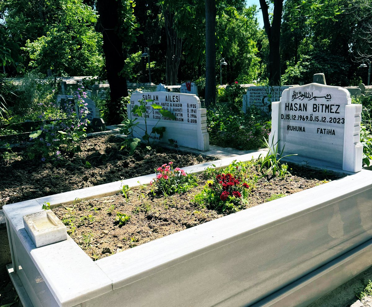 İki güzel insan…
Biri bir dava başlattı, diğeri o davanın izinde yürüdü.

Arefe günü, Erbakan Hocamızı ve Hasan Bitmez ağabeyi rahmetle, minnetle yad ettik.
Mekânları cennet, izleri baki olsun.