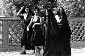 عرفنا العباءة والفوطة من جداتنا و امهاتنا و قريباتنا بشكلها المتناسق البسيط العباية العراقية الاصيلة لا ايرانية ولا زينبية ولا غيرها هذه هي عباءة المرأة العراقية طوال الوقت .