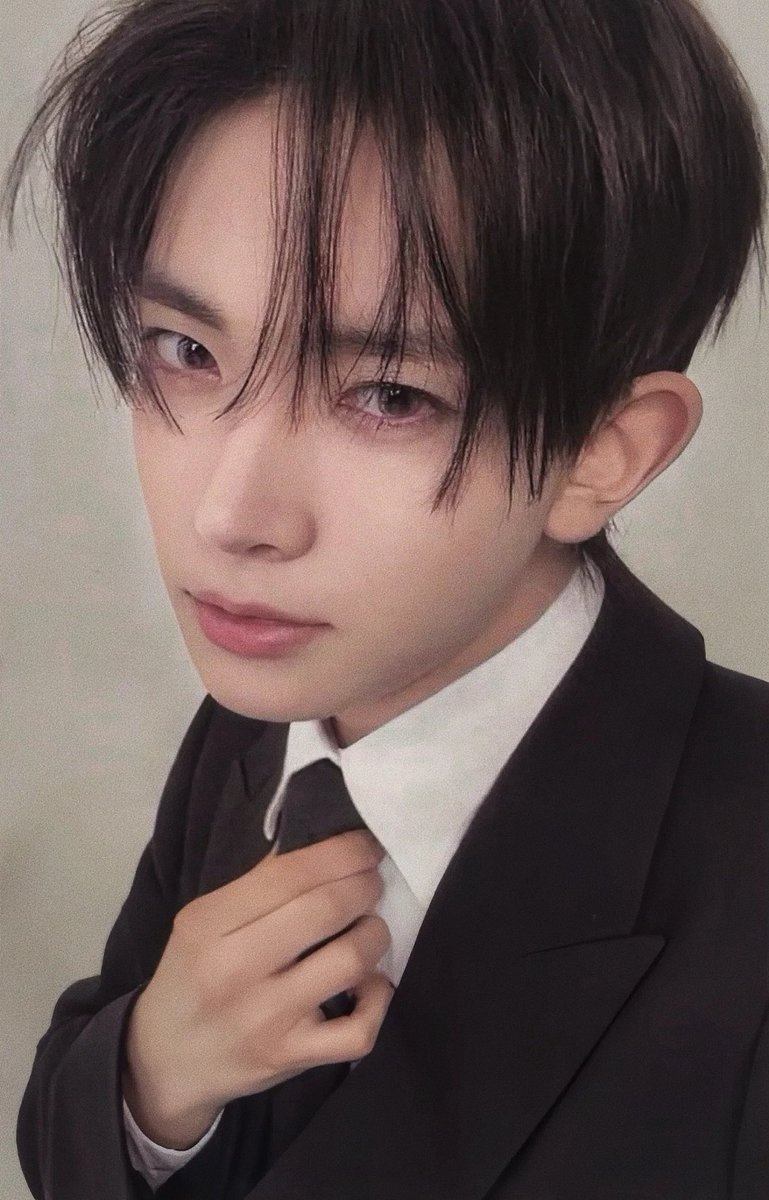 heeseung omg so so so handsome 😭😭😭