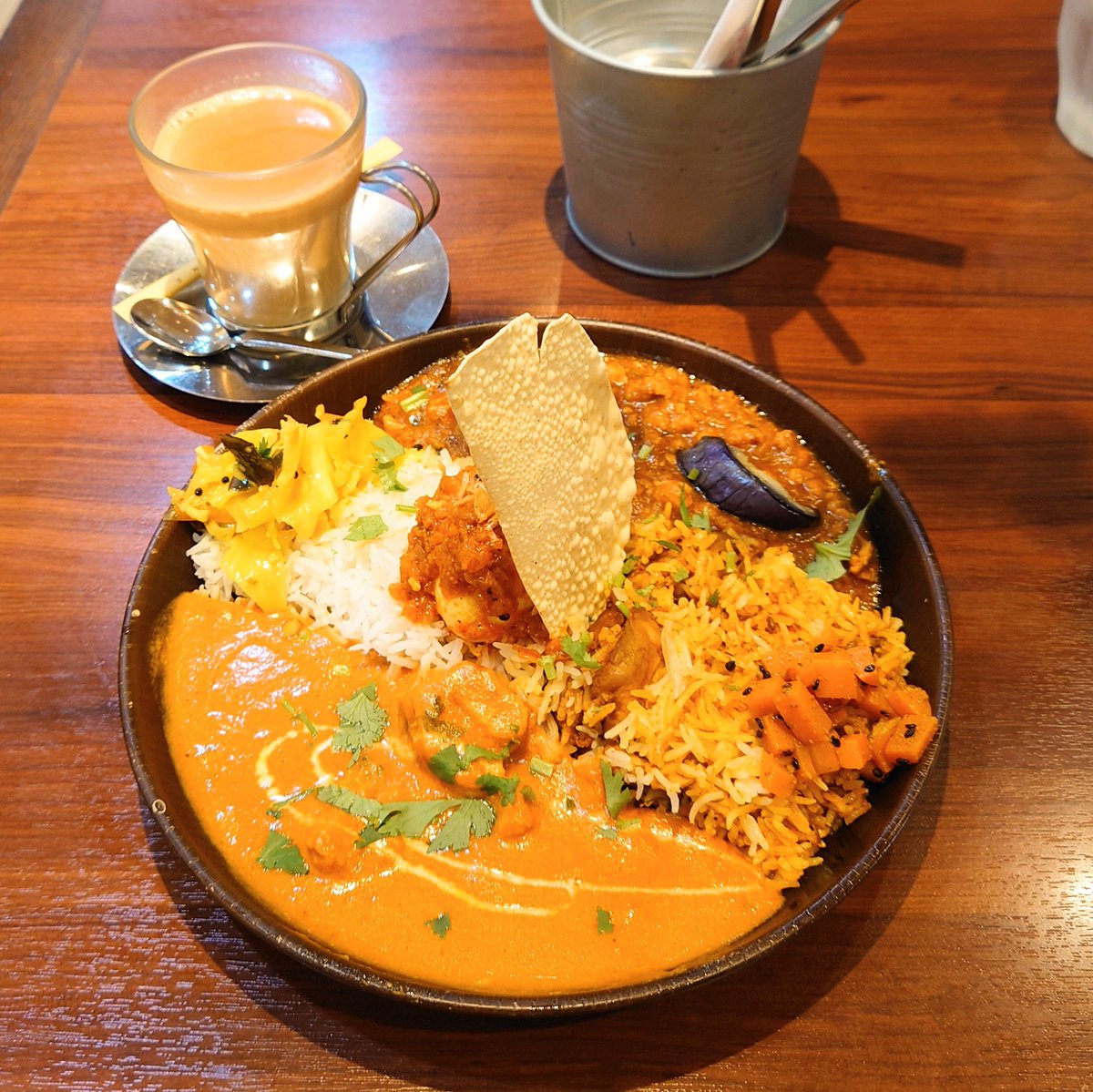2種類のカレーが味わえるメニューを頼んだら、後から店員さんが席に来て「大変申し訳ないのですが、バスマティライスが残りわずかなので半分ビリヤニでよろしいですか？」とな！申し訳なくないです！ビリヤニ大好き！喜んで！😊カレーだけじゃなく2種類のライスも楽しめたラッキー💕
