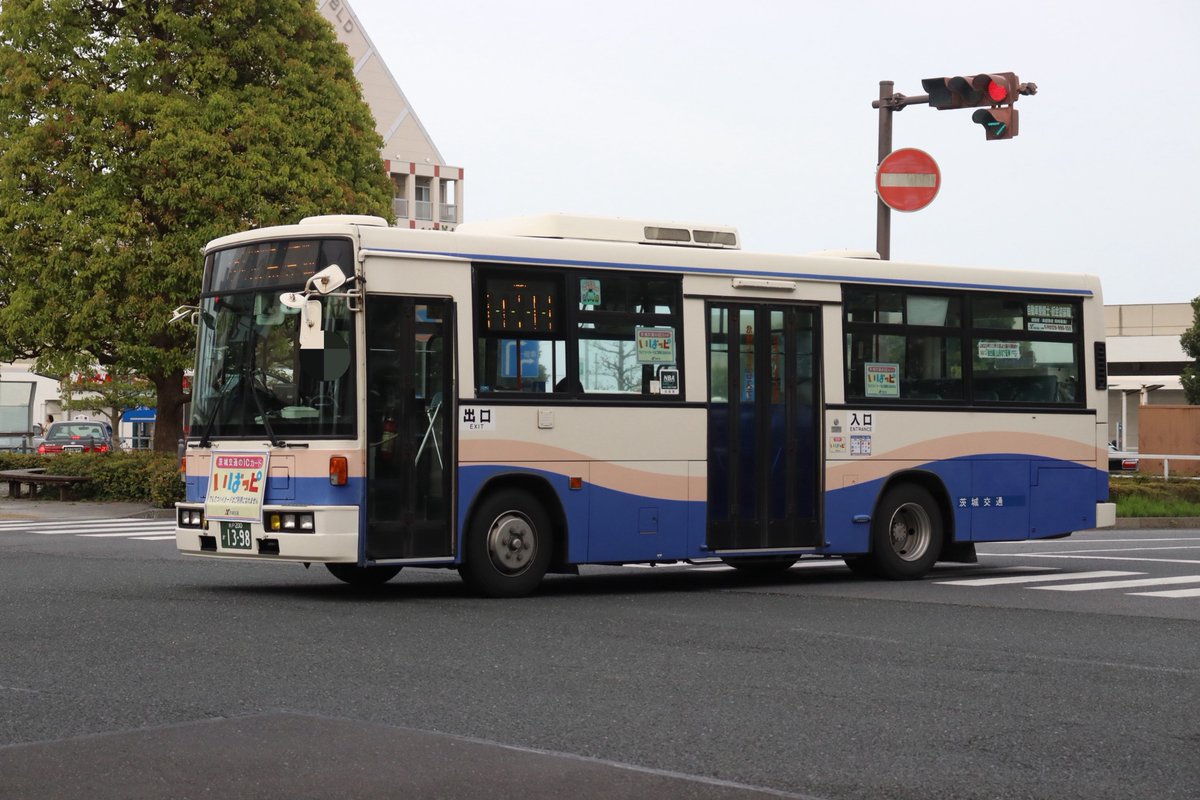 hiperlongcat1's tweet photo. 茨城交通(日立電鉄) 水戸200か1398(神峰)
KC-LR333J改

電鉄ではラス1となったKC-代。風前の灯かと思いきや、毎朝見かけるくらいには稼働率は高く、遭遇する難易度は低め。海沿い路線だけでなく峠を越えて山奥の東河内まで足を伸ばします。 https://t.co/otFhlw8dsD