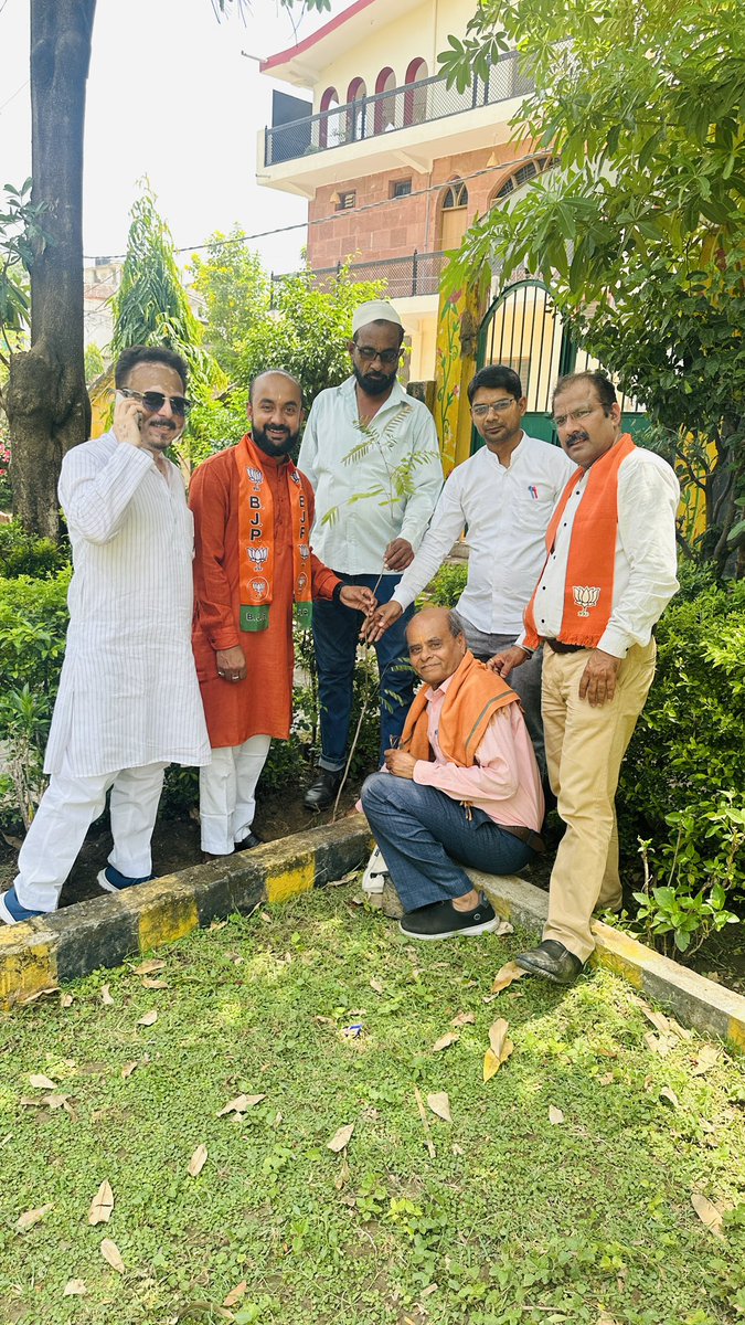 #विश्व_पर्यावरण_दिवस के अवसर पर आज भाजपा जिला कार्यालय सतना के सामने दीनदयाल पार्क में वृक्षारोपण किया।

#EnvironmentDay #WorldEnvironmentDay2025 
#WorldEnvironmentDay #EnvironmentDay2025 #SaveThePlanet
#GoGreen #ClimateAction #EcoFriendly
#BeatPlasticPollution #SustainableLiving