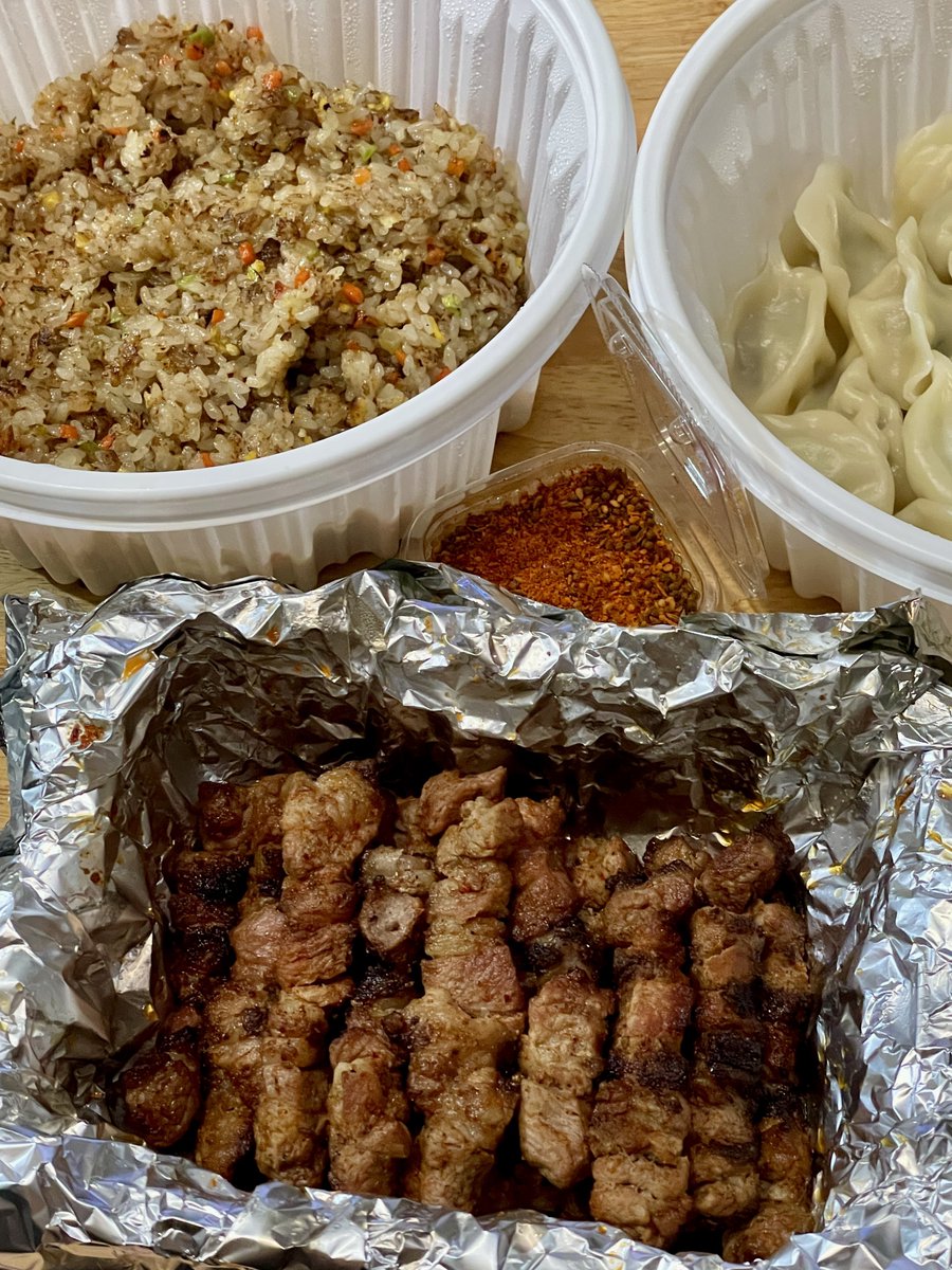 양꼬치 시즈닝에 팍팍 찍어서 먹다가 물만두 한입에 호록 넣고 눌러붙게 볶은 볶음밥 한입 그리고 냉동실에 넣어놨던 시원한 맥주 꼴깍꼴깍꼴깍