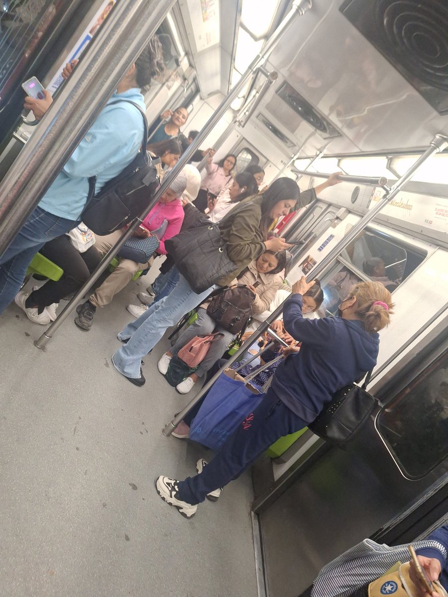 LaSamMartinez's tweet photo. @MetroCDMX Unidad semi vacía 7:13am llegando a Tlatelolco https://t.co/XvuIA6aIaW
