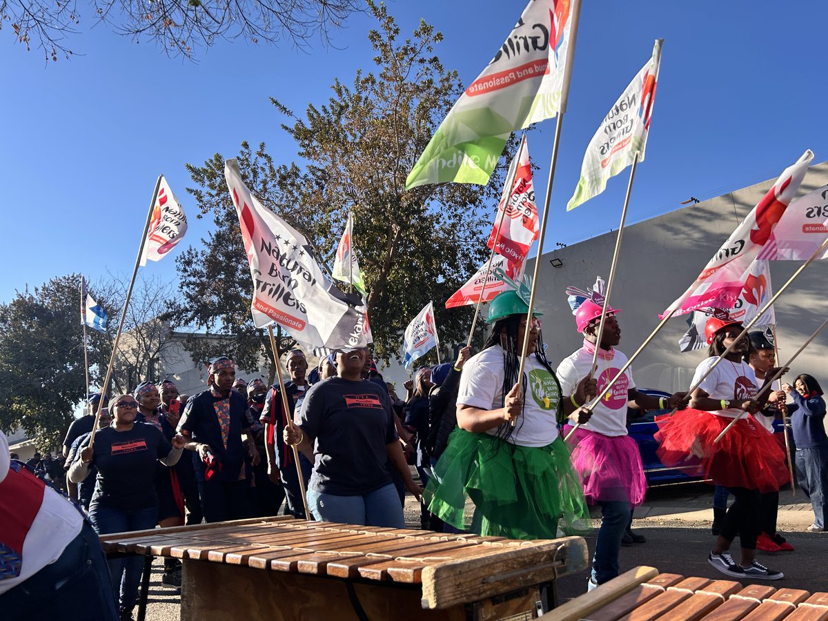 NandosSA's tweet image. What. A. Blast. 💥🔥 National Grillers’ Challenge izolo had us singing, dancing, ululating, and losing our voices 😭😂
Halala Tiyelo Molobela from Nando’s Nelspruit- our 2025 champ! Next stop ➡️ Scotland for the international finals.
#BringItHome #GrillersChallenge #TeamNandos