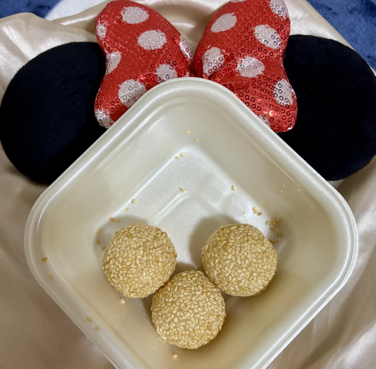 店長さんからごま団子差し入れ嬉しい🍡💕
ちょうどジャンボリミッキー踊ってた時だったから一緒にごま団子で隠れミッキー🥂✨